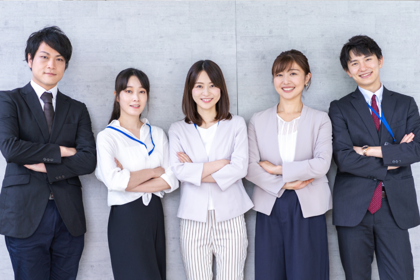 チームミーティングと集中する様子